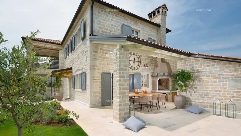Steinhaus mit überdachter Terrasse, Esstisch und Grillbereich im Freien für gesellige Stunden.