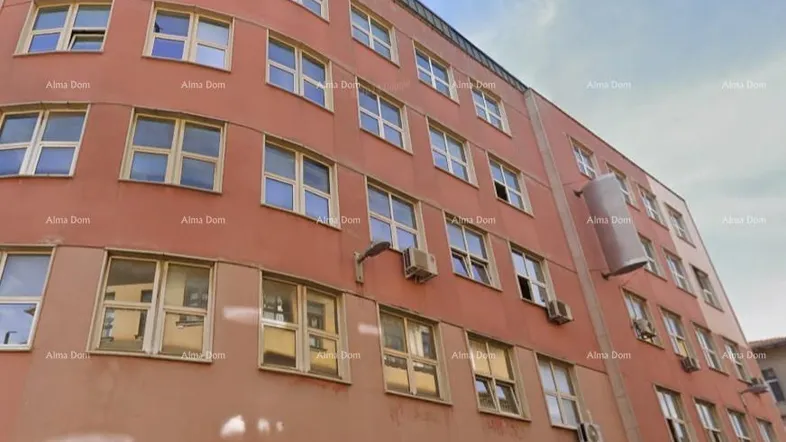 Modernes Bürogebäude mit vielen Fenstern und Klimaanlagen an der Fassade.