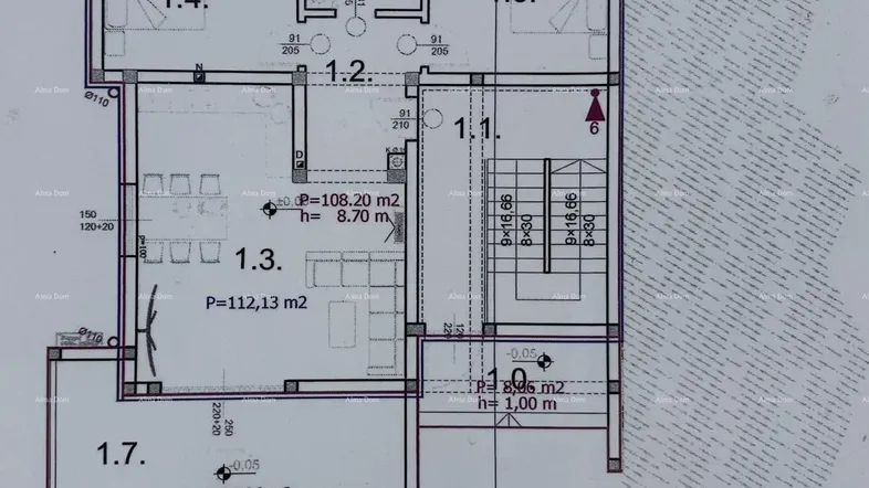 Detaillierter Grundrissplan mit Raumaufteilung, Flächenangaben und Zugang zu Terrasse und Balkon.
