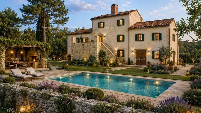 Mediterrane Villa mit großem Pool, gepflegtem Garten und beleuchtetem Außenbereich bei Sonnenuntergang.