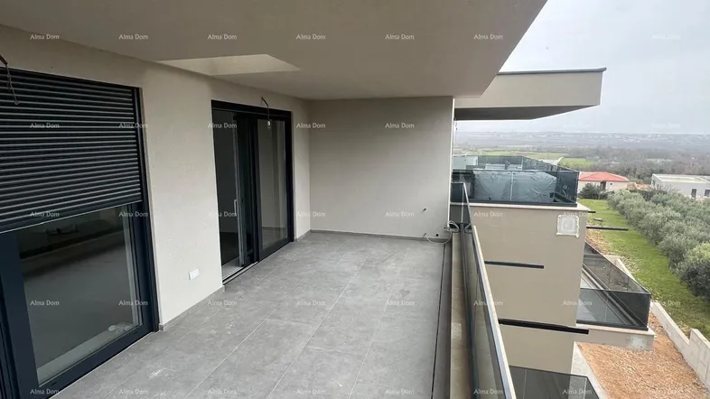 Geräumiger Balkon mit modernen Fliesen und Glasgeländer, bietet weite Aussicht auf die Umgebung.
