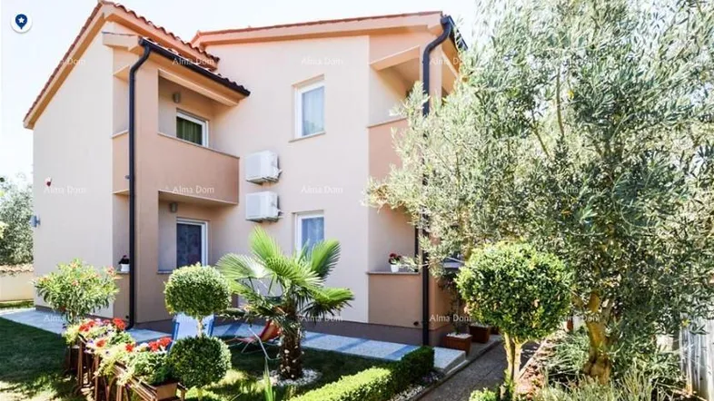 Modernes Wohnhaus mit gepflegtem Garten und mediterraner Bepflanzung, ideal für entspannte Stunden im Freien.