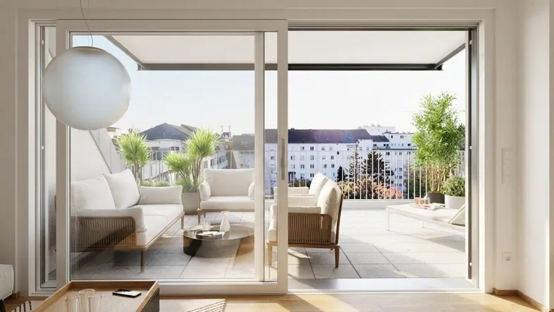 Helles Wohnzimmer mit Zugang zu einer großen Terrasse, ausgestattet mit modernen Gartenmöbeln und Stadtblick.