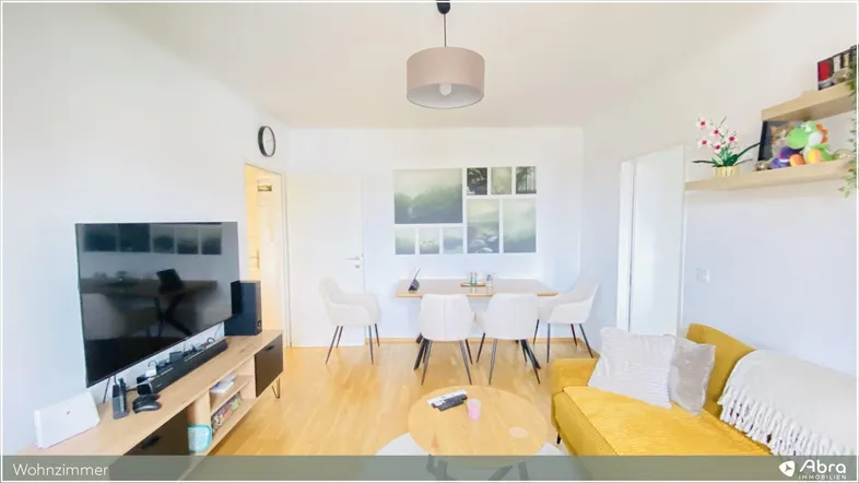 Helles Wohn- und Esszimmer mit modernem Sofa, Esstisch und Holzboden, ideal für gesellige Stunden.