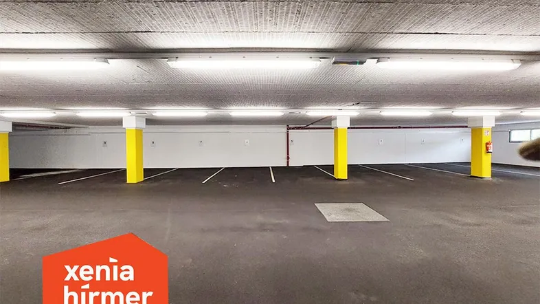 Geräumige Tiefgarage mit vielen Stellplätzen und heller Beleuchtung.