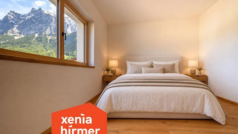 Helles Schlafzimmer mit Holzboden, großem Fenster und beeindruckendem Bergblick.