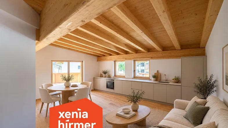 Heller offener Wohn-Essbereich mit moderner Küche, Holzbalkendecke und Parkettboden.