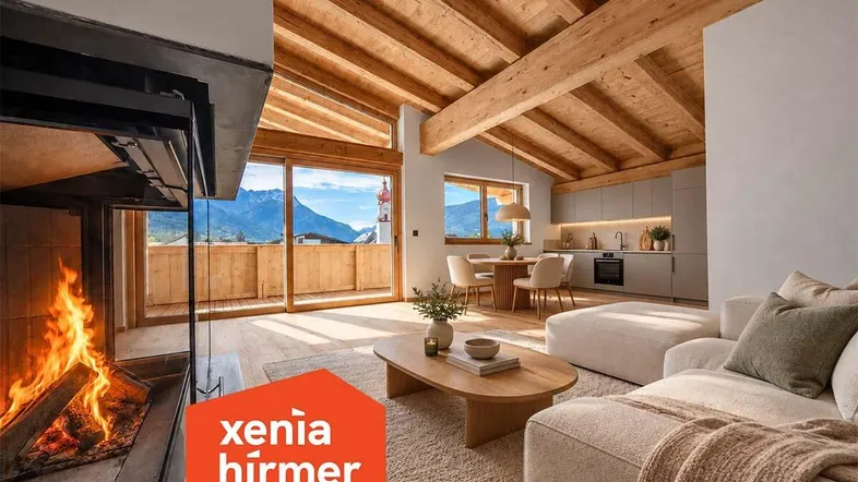 Gemütlicher Wohn-Essbereich mit Kamin, offener Küche und Bergblick vom Balkon.