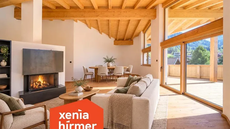Gemütlicher Wohn-Essbereich mit Kamin, Holzbalkendecke und Zugang zu einer großen Terrasse.