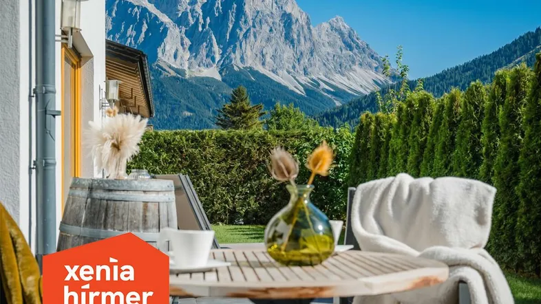 Gemütliche Terrasse mit Sitzgelegenheiten und atemberaubendem Bergblick in sonniger Lage.