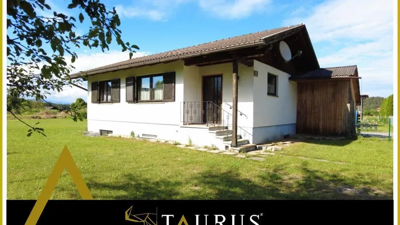 Freistehendes Einfamilienhaus mit Satteldach und großem Garten in ländlicher Umgebung.