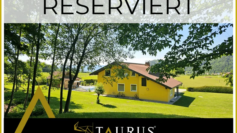 Gelbes Haus mit großem Garten und Bergblick, aktuell reserviert, umgeben von grüner Natur.
