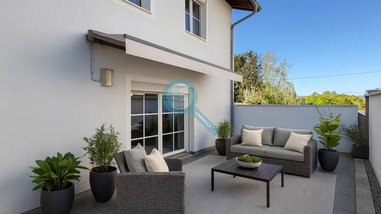 Moderne Terrasse mit bequemen Outdoor-Möbeln, Markise und Blick ins Grüne unter blauem Himmel.