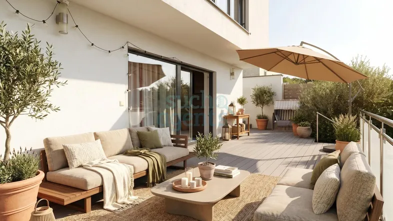 Helle Terrasse mit bequemen Loungemöbeln, Sonnenschirm und Pflanzen, ideal zum Entspannen im Freien.