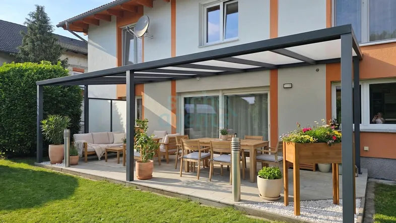 Große überdachte Terrasse mit Essbereich und Lounge-Möbeln, umgeben von einem gepflegten Garten.
