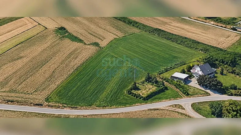Luftaufnahme eines Hauses umgeben von Feldern und ländlicher Landschaft mit Straßen und Bäumen.