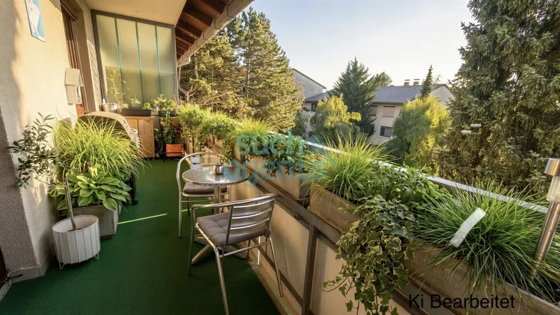 Heller Balkon mit vielen Pflanzen, einem kleinen Tisch und Stühlen für entspannte Stunden im Freien.