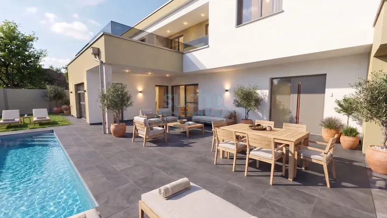 Moderne Villa mit großem Pool, sonniger Terrasse und Essbereich im Freien, umgeben von Grün.