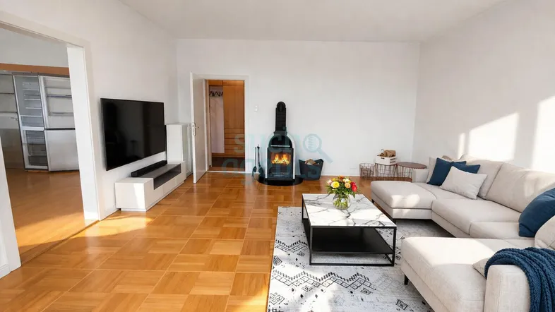 Helles Wohnzimmer mit Parkettboden, modernem Kaminofen und gemütlicher Sitzecke.