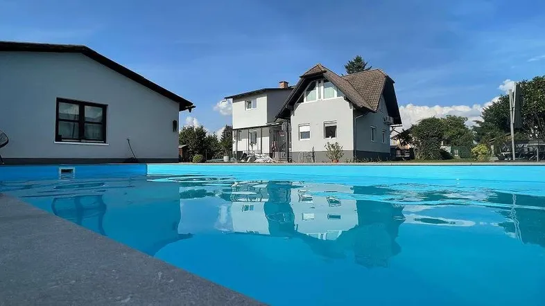 Top ausgestattetes Ein- bis Zweifamilienhaus mit Pool und Klima!
