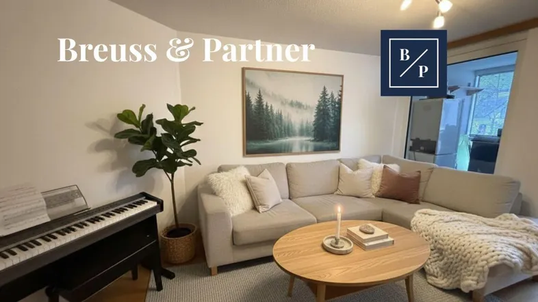 Gemütliches Wohnzimmer mit beigem Ecksofa, Holztisch und Klavier, ideal zum Entspannen.