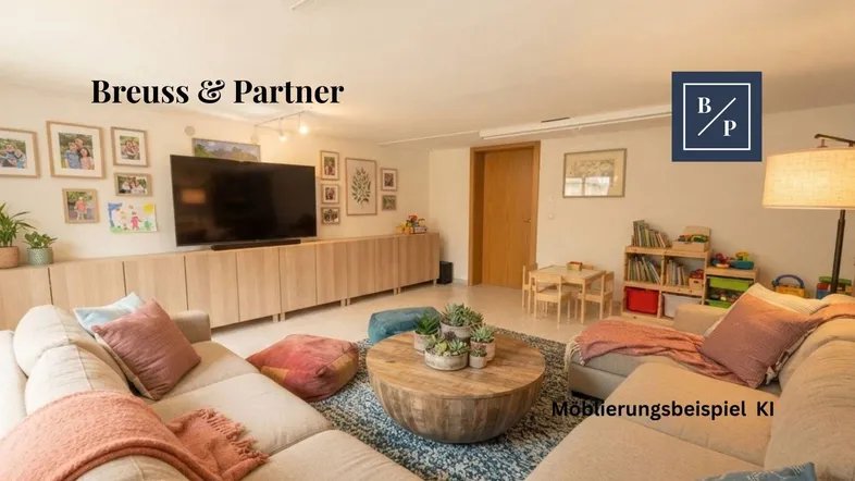 Gemütliches Wohnzimmer mit großem Fernseher, Holzmöbeln und einer Kinderspielecke.