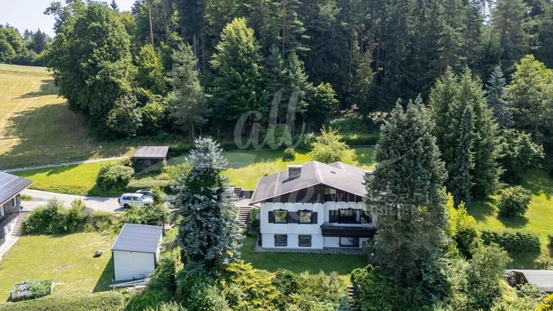 Luftaufnahme des Hauses in ländlicher Umgebung, umgeben von Bäumen und Grünflächen.