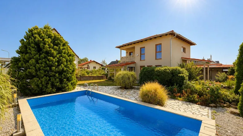 Sonniges Grundstück mit privatem Pool und gepflegtem Gartenbereich, ideal für Entspannung im Freien.