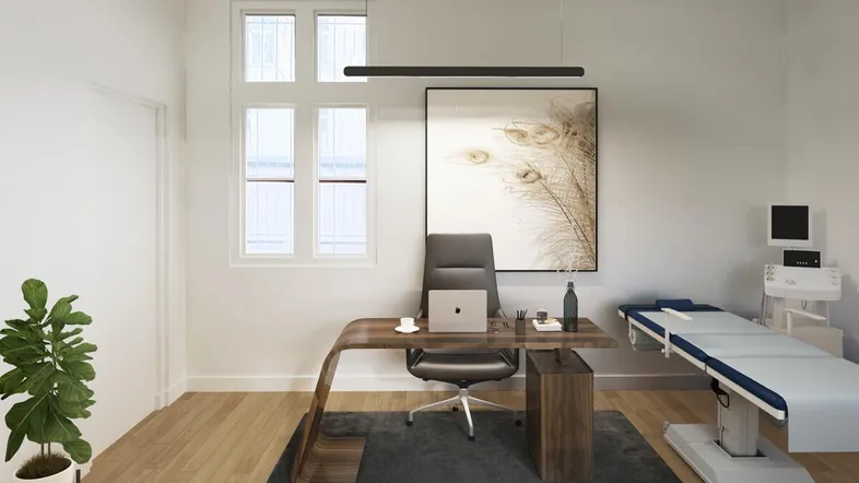 Modernes Büro mit Schreibtisch, Bürostuhl und einer Behandlungsliege, hell durch große Fenster.