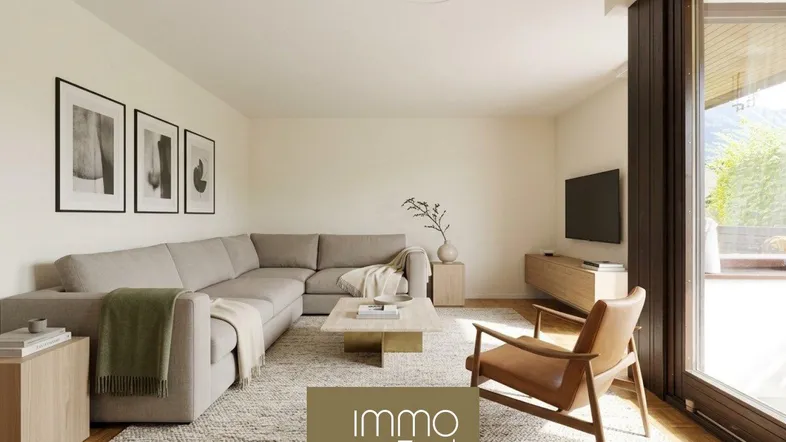 Modernes Wohnzimmer mit beigem Ecksofa, Holzboden und Zugang zum Balkon mit Bergblick.