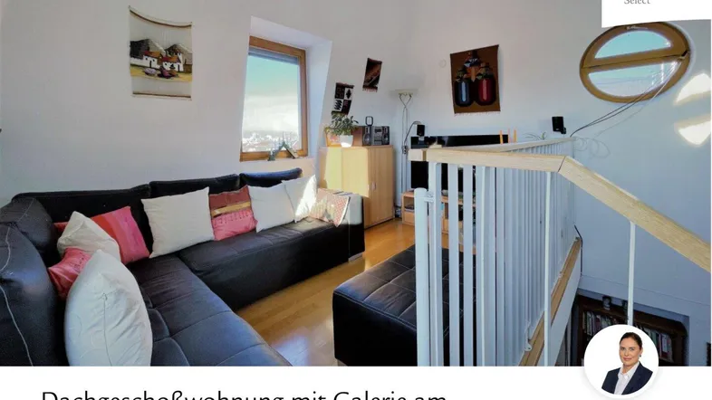 Gemütliches Wohnzimmer mit großem Sofa, Holzboden und Blick auf die Dächer der Stadt.