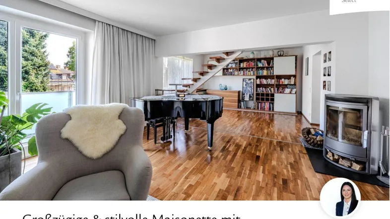Helles und stilvolles Wohnzimmer mit Kamin, Flügel und Zugang zu großen Fenstern.