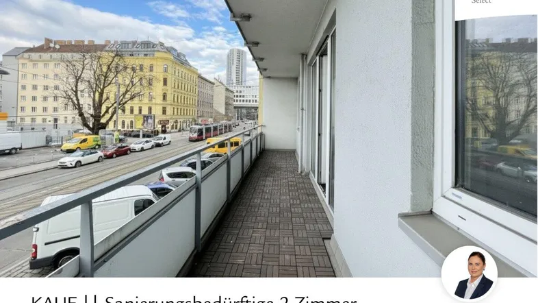 Geräumige Loggia mit Blick auf die belebte Straße und die umliegenden Gebäude der Stadt.