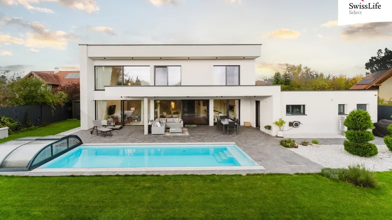 Moderne Villa mit großem Garten, privatem Pool und weitläufiger Terrasse für entspannte Stunden im Freien.