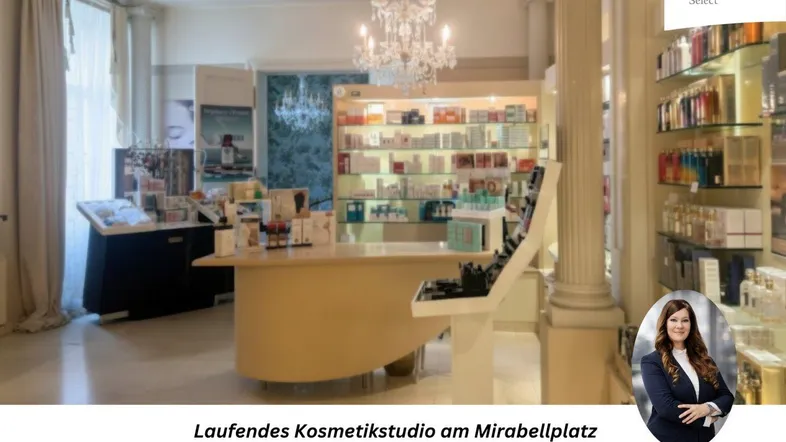 Helles Kosmetikstudio mit elegantem Kronleuchter, Verkaufsregalen und einem zentralen Tresen.