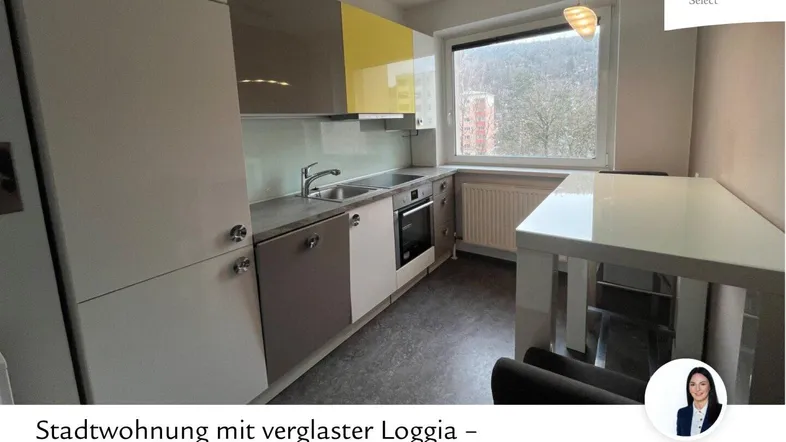 Moderne Küche mit integrierten Geräten, Essbereich und Fensterblick ins Grüne.