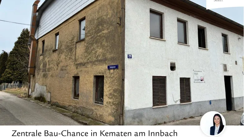 Gebäudeansicht eines älteren Hauses mit Putzfassade und Fensterläden in ländlicher Umgebung.