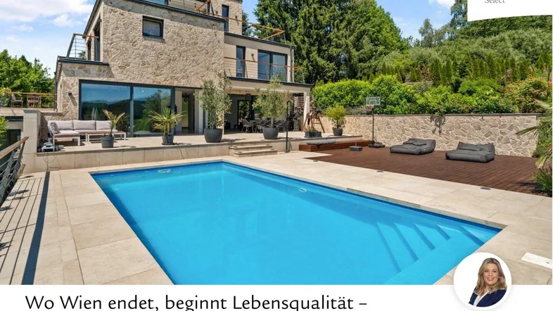 Moderne Architektenvilla mit großem Außenpool und weitläufiger Terrasse in ruhiger Lage.