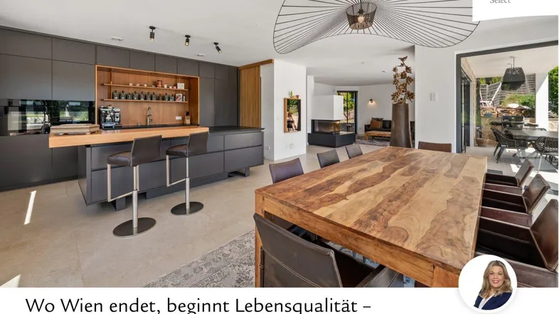 Moderne offene Küche mit Essbereich, Holztisch und Blick auf den Wohnbereich und die Terrasse.