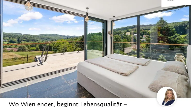 Helles Schlafzimmer mit großen Fensterfronten, direktem Zugang zur Terrasse und weitem Blick ins Grüne. Moderne Einrichtung und hochwertige Fliesenböden.