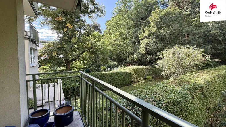 Balkon mit Blick ins Grüne und üppiger Vegetation, ideal zum Entspannen im Freien.