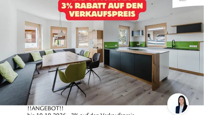 Moderne offene Küche mit integriertem Essbereich, hellen Holzfußböden und großen Fenstern.