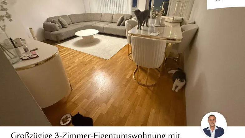 Großzügiger Wohn- und Essbereich mit hellem Parkettboden und moderner Einrichtung, ideal für gesellige Stunden.
