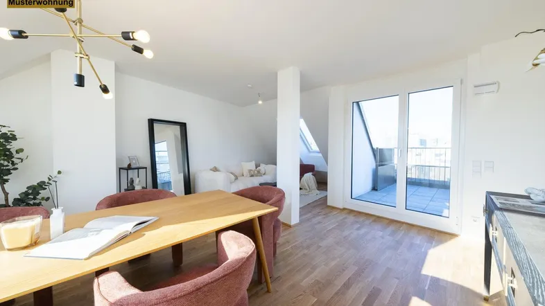 Heller offener Wohn- und Essbereich mit Holzboden, modernen Möbeln und Zugang zu einem Balkon.