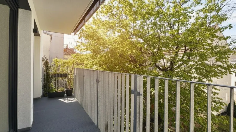 Heller Balkon mit Holzboden und Blick ins Grüne, ideal für entspannte Stunden im Freien.