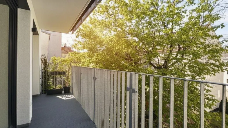 Heller Balkon mit Holzboden und Blick ins Grüne, ideal zum Entspannen im Freien.