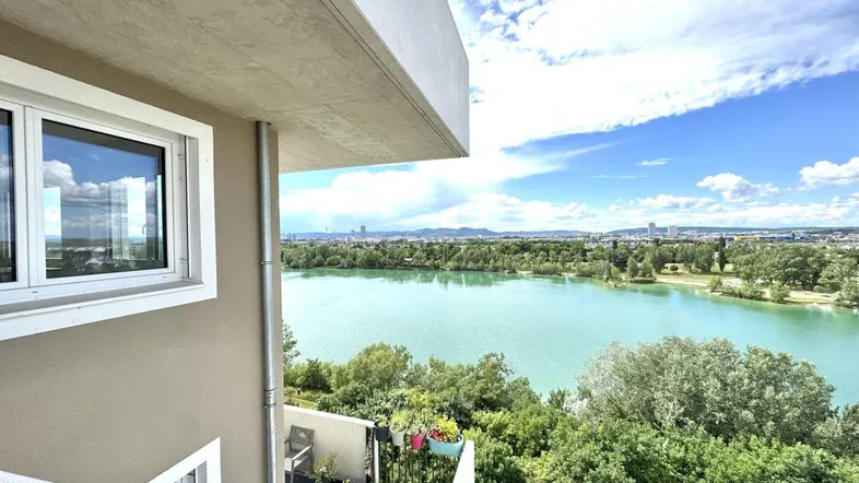 Geräumiger Balkon mit atemberaubendem Blick auf den See und die umliegende Landschaft.