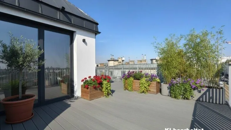 Geräumige Dachterrasse mit Pflanzen und Stadtblick, ideal für Entspannung im Freien.