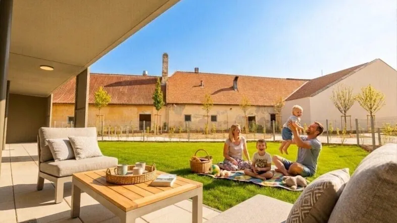 Geräumige Terrasse mit modernen Gartenmöbeln und angrenzendem Rasenbereich, ideal für Familienaktivitäten an einem sonnigen Tag.