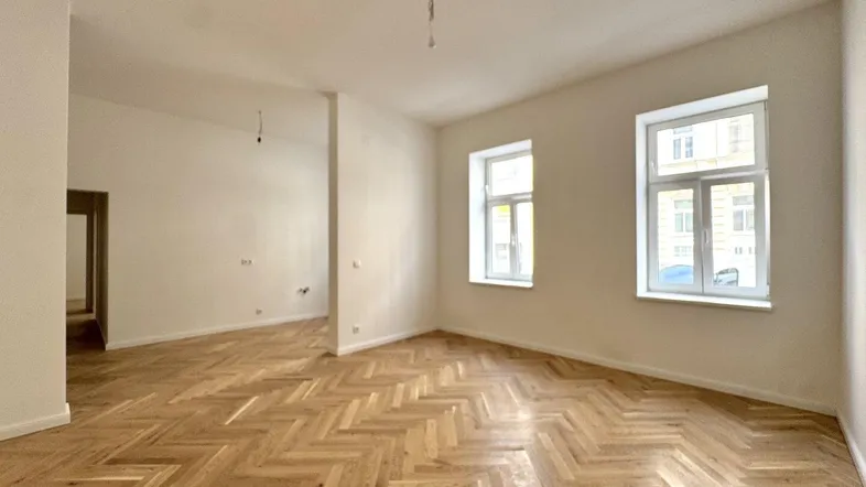 Helles, frisch renoviertes Zimmer mit Fischgrätparkett und hohen Decken, bereit zum Einzug.
